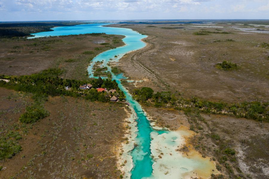 Vue aérienne de Los Rapidos à Bacalar au Mexique