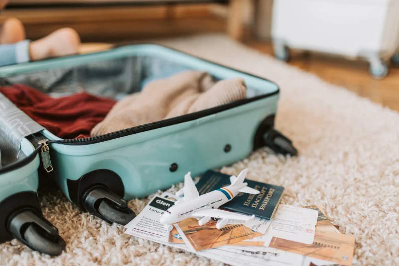 Une valise de voyage et des affaires