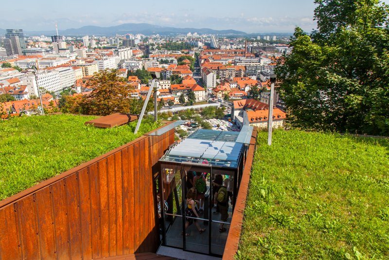 Funiculaire montant au château de Ljubljana avec vue sur la ville
