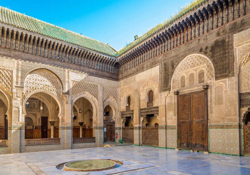 Cour intérieure de la médersa Bou Inania avec ses sculptures et zelliges à Fès