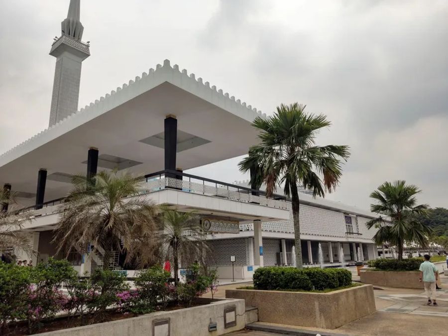 Une des entrées de la mosquée nationale de Kuala Lumpur