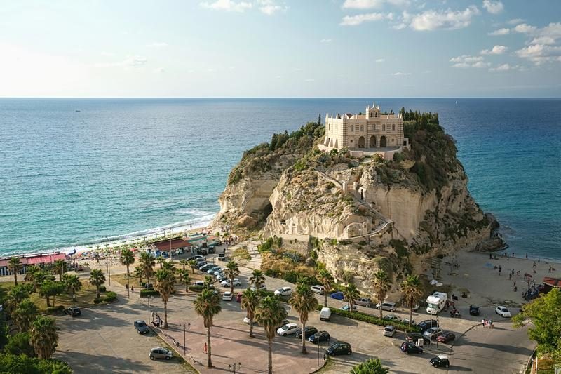 L’abbaye Santa Maria dell’Isola sur un rocher surplombant la mer.