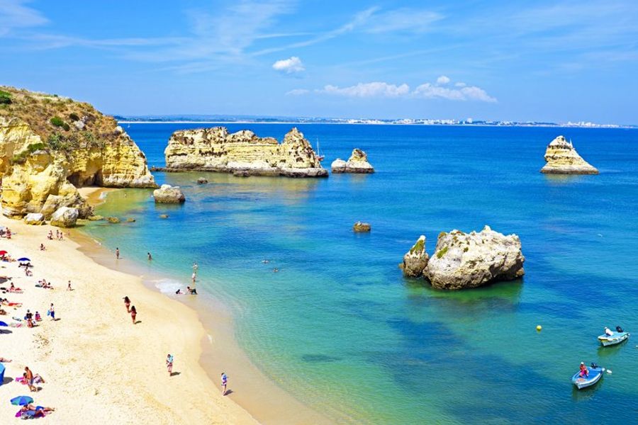 Les plages de Lagos, bordées de formations rocheuses dorées et baignées d’eaux turquoise.