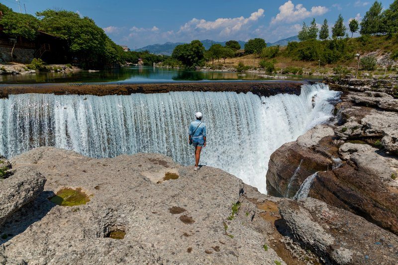 Chutes de Niagara près de Podgorica au Monténégro, cascade naturelle entourée de verdure