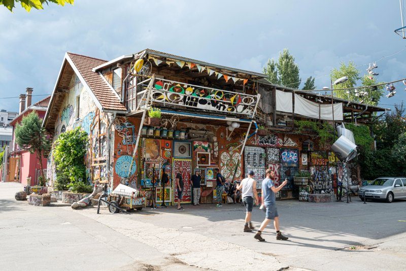 Quartier alternatif Metelkova à Ljubljana avec street art et bâtiments colorés