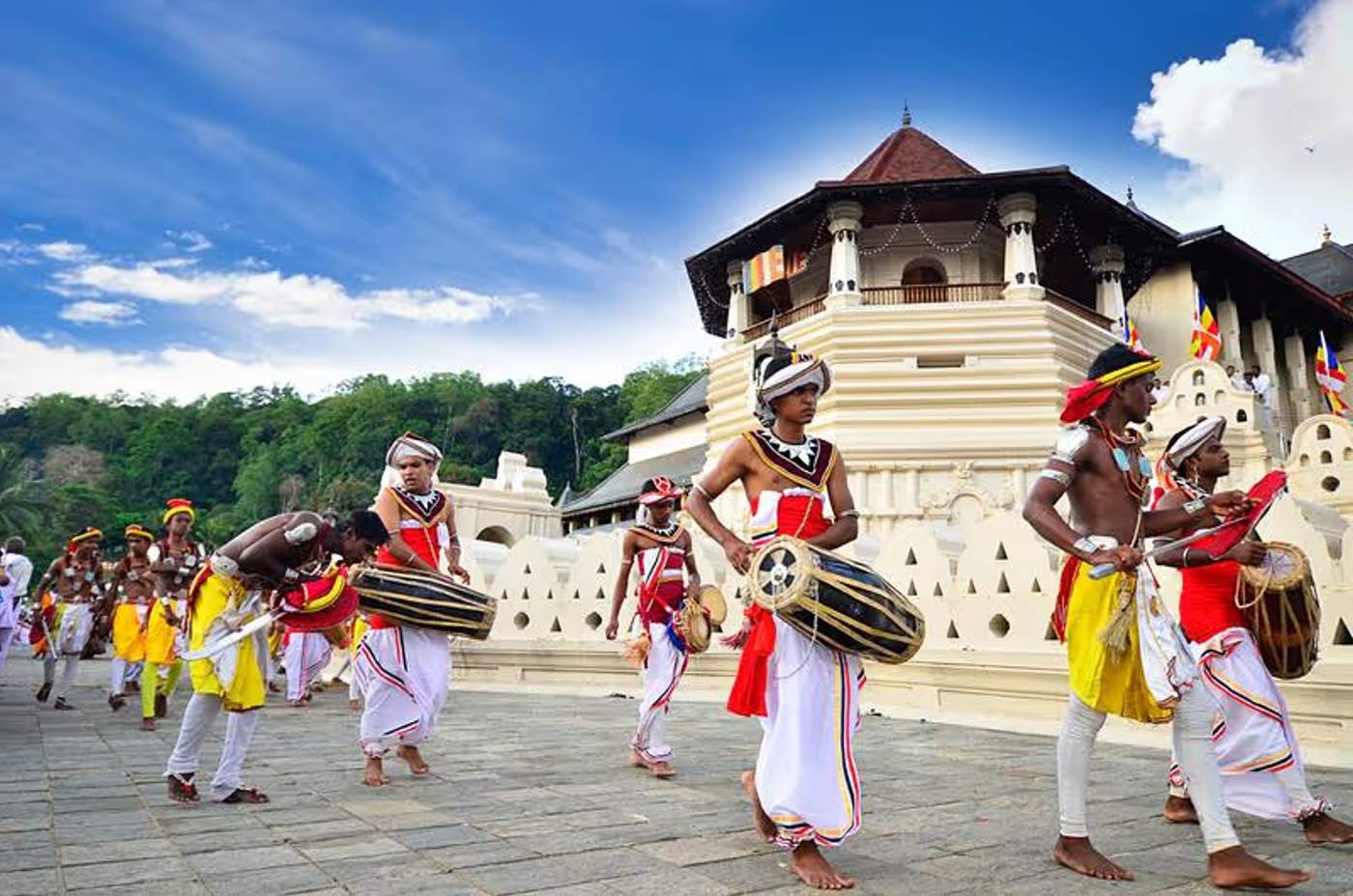 Des danseurs traditionnels sri-lankais lors d'une cérémonie devant le Temple de la Dent à Kandy.