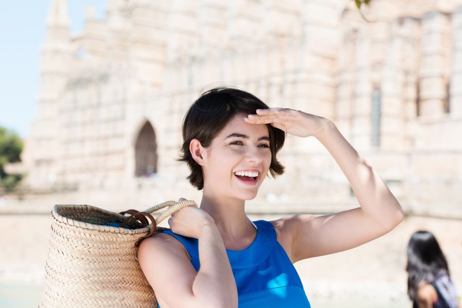 Femme souriante en train de faire du shopping à Palma de Majorque