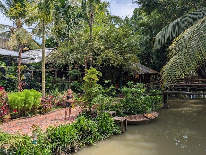 Anna souriante dans le jardin tropical luxuriant de l