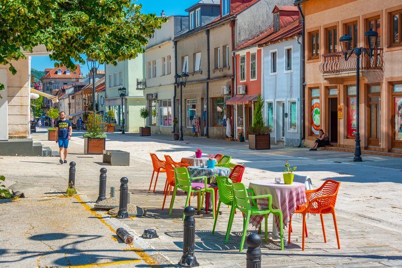 Rue piétonne Njegoševa à Cetinje – terrasse de café colorée et façades historiques au Monténégro