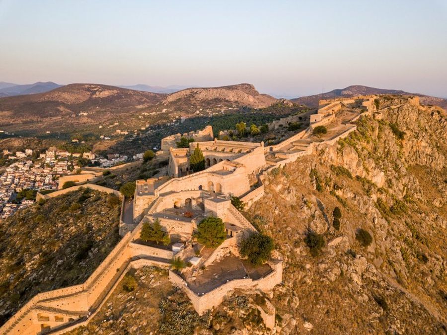 Forteresse de Palamidi dominant la ville de Nauplie, avec des murailles s