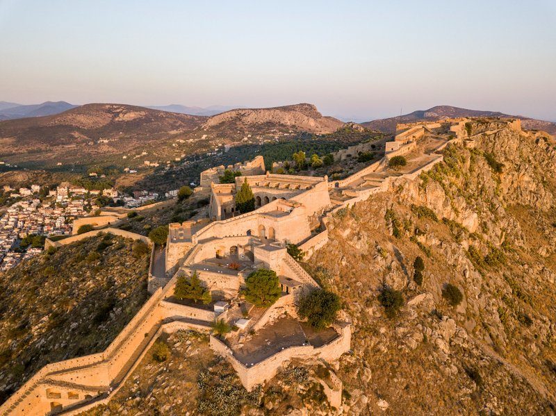 Forteresse de Palamidi dominant la ville de Nauplie, avec des murailles s
