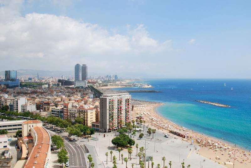 Vue aérienne de la plage de la Barceloneta à Barcelone avec la mer, les immeubles et la promenade