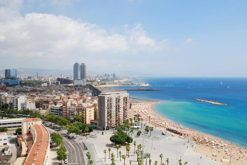 Vue aérienne de la plage de la Barceloneta à Barcelone avec la mer, les immeubles et la promenade