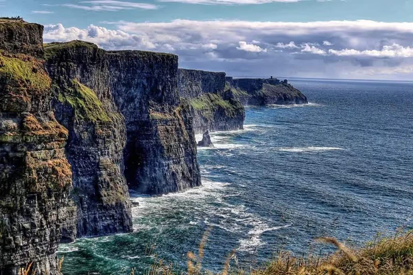 Une vue aérienne des falaises de Mohrer