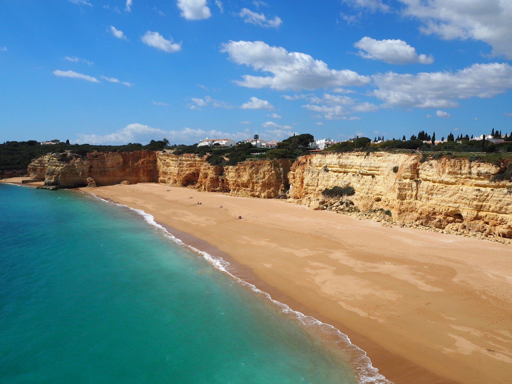 Plage bordée de falaises sur la côte de l’Algarve
