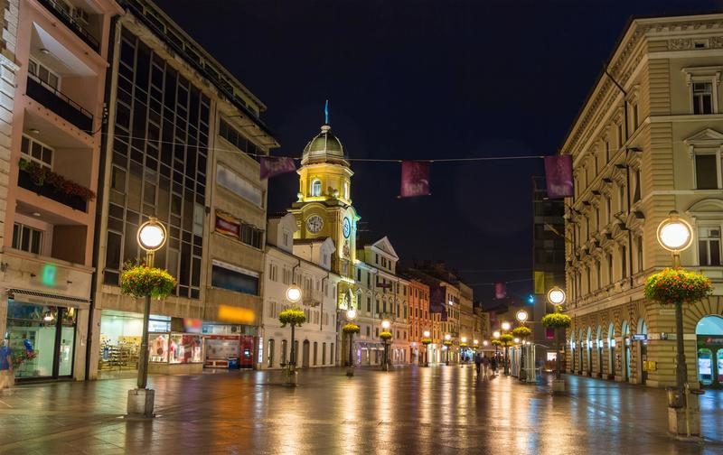 La rue piétonne emblématique de Rijeka, avec ses bâtiments élégants et son ambiance vibrante.