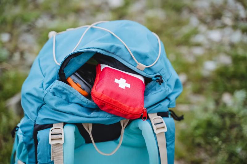 Un sac à dos et kit de soin