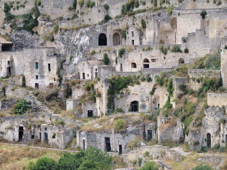 Maisons troglodytes intégrées dans la falaise