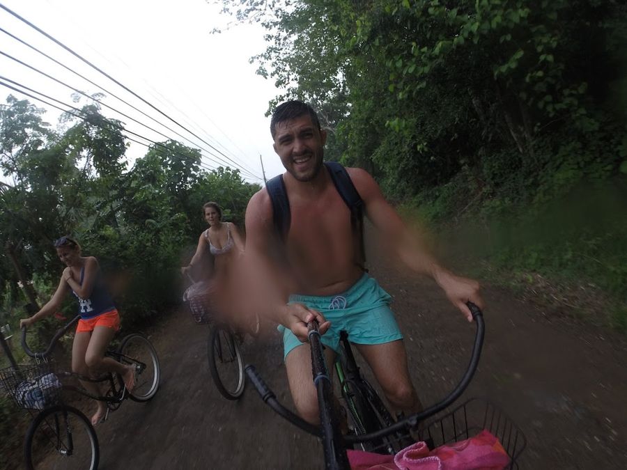 Partir à vélo sous la pluie à Samara au Costa Rica