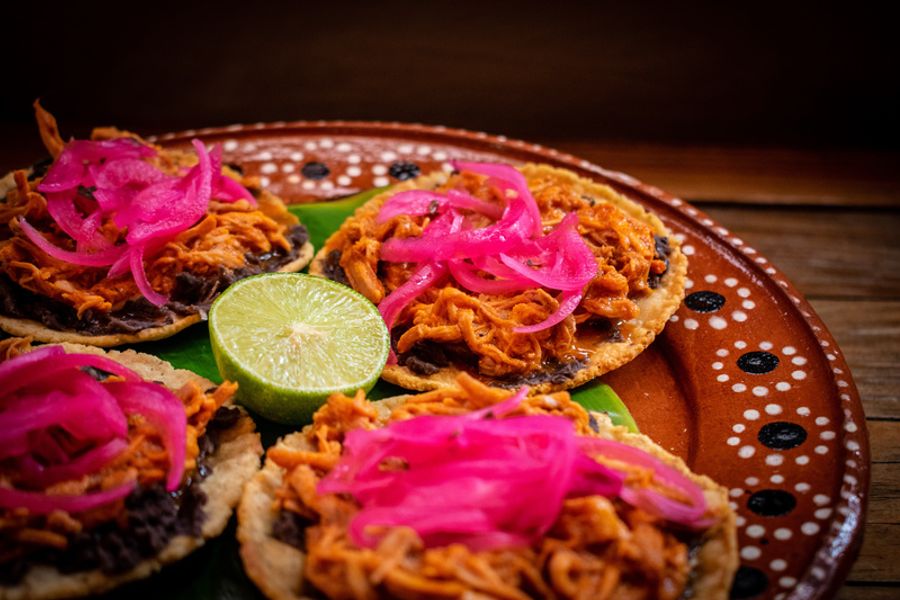 Un plat de cochinita pibil à Mérida, Mexique