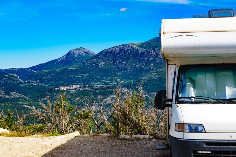 Un camping-car stationné avec vue panoramique sur les montagnes des Gorges du Verdon.