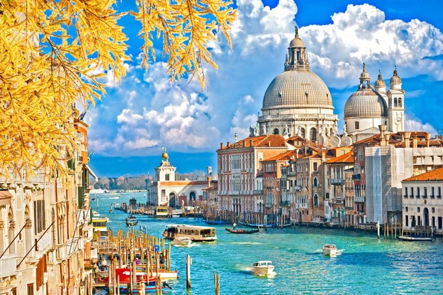 Grand Canal à Venise en automne avec la basilique Santa Maria della Salute et des bateaux