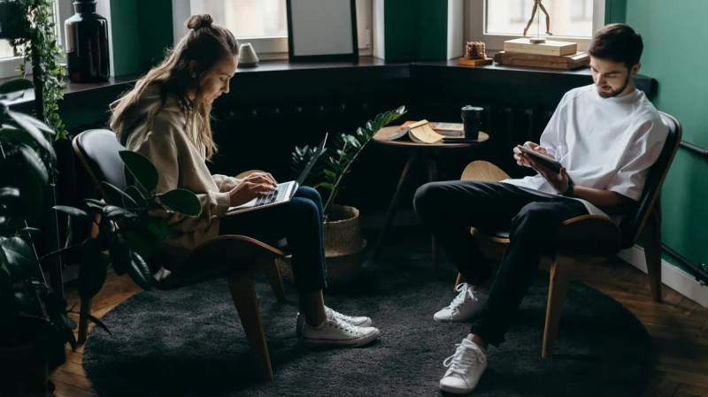 Deux travel planners en train de travailler