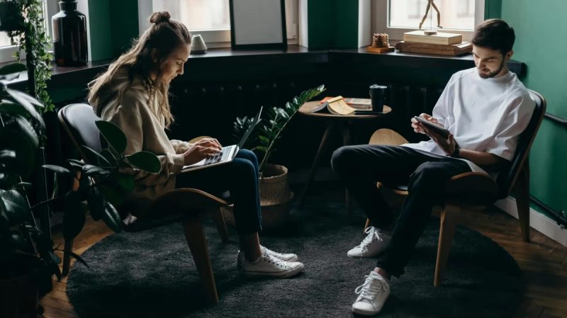 Deux travel planners en train de travailler