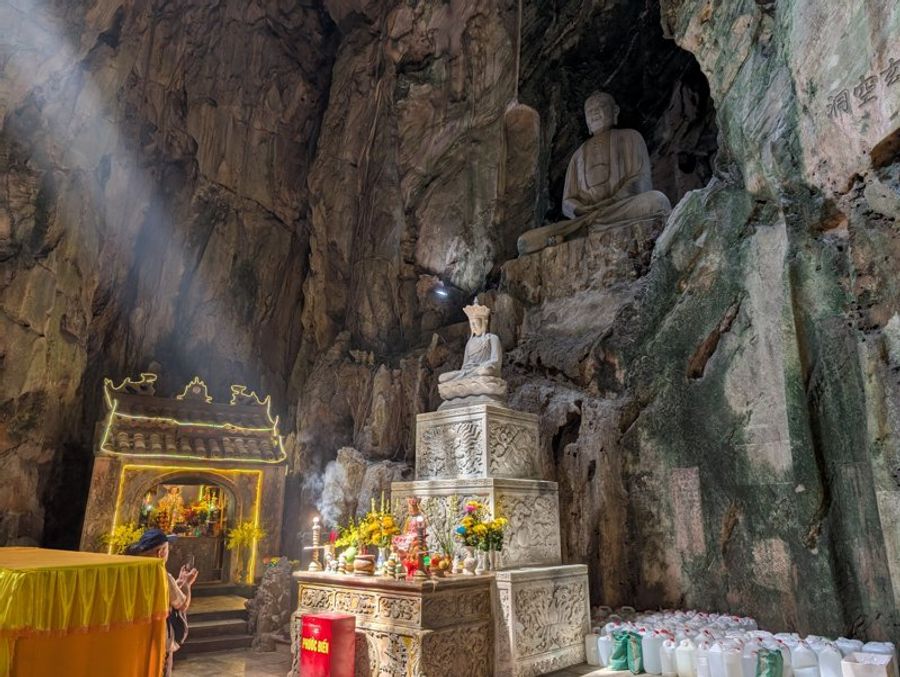 Temple et statues bouddhistes dans une grotte des montagnes de marbre à Da Nang