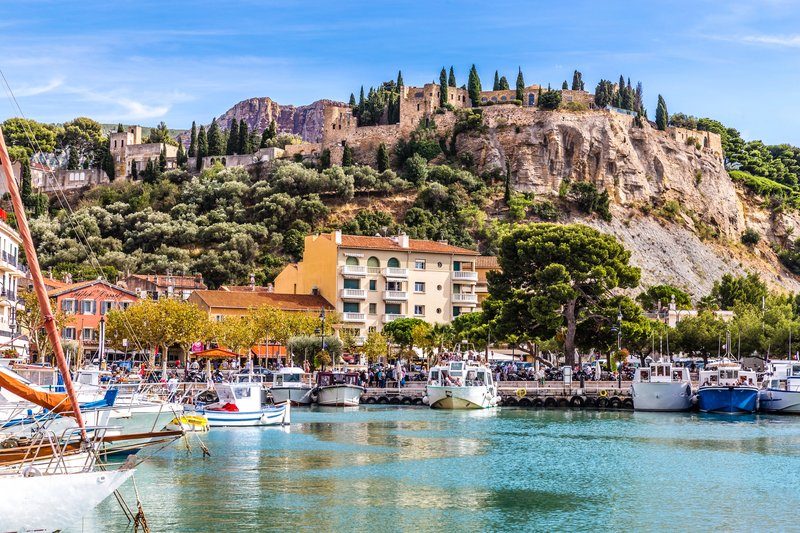 Vue sur le château de Cassis perché sur une colline.