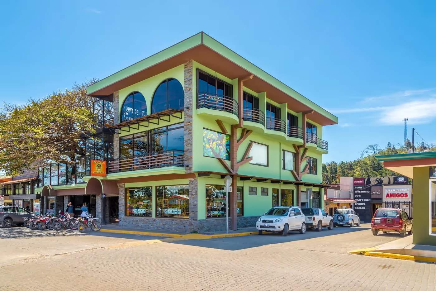 Grand bâtiment moderne au centre de Santa Elena à Monteverde, avec boutiques et restaurant sous un ciel bleu