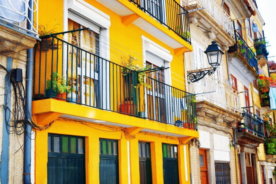 Façades colorées des bâtiments historiques dans le vieux quartier de Porto.