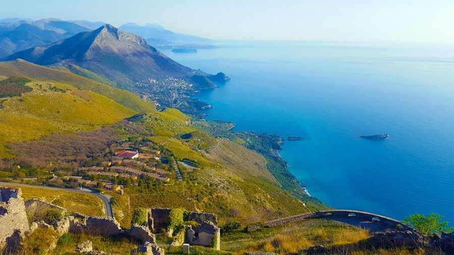 Vue de la côte de Maratea et des montagnes environnantes.