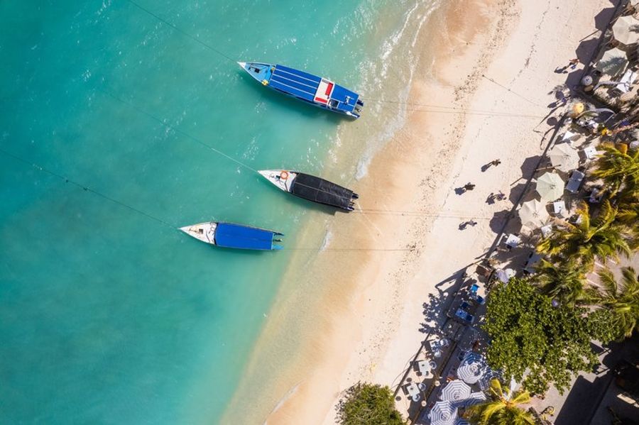 Vue aérienne des bateaux amarrés sur une plage de Gili Trawangan, Bali.