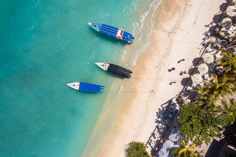 Vue aérienne des bateaux amarrés sur une plage de Gili Trawangan, Bali.