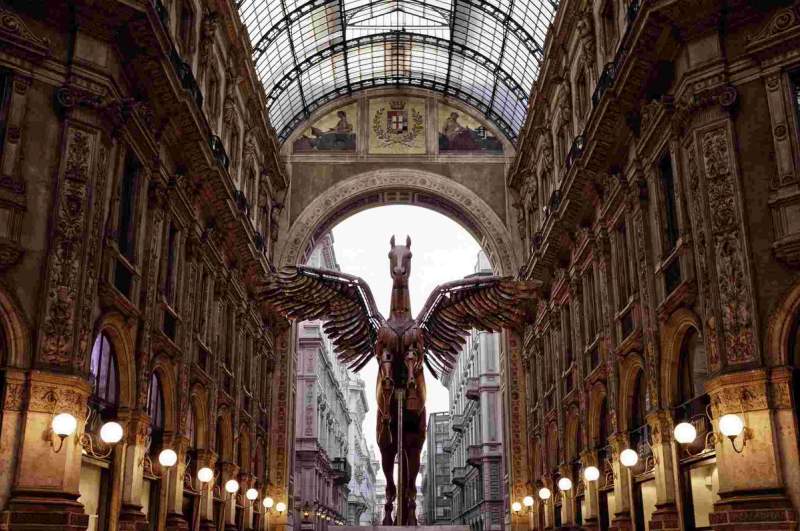 Vue intérieure de la majestueuse Galleria Vittorio Emanuele II à Milan, avec une impressionnante sculpture de Pégase.