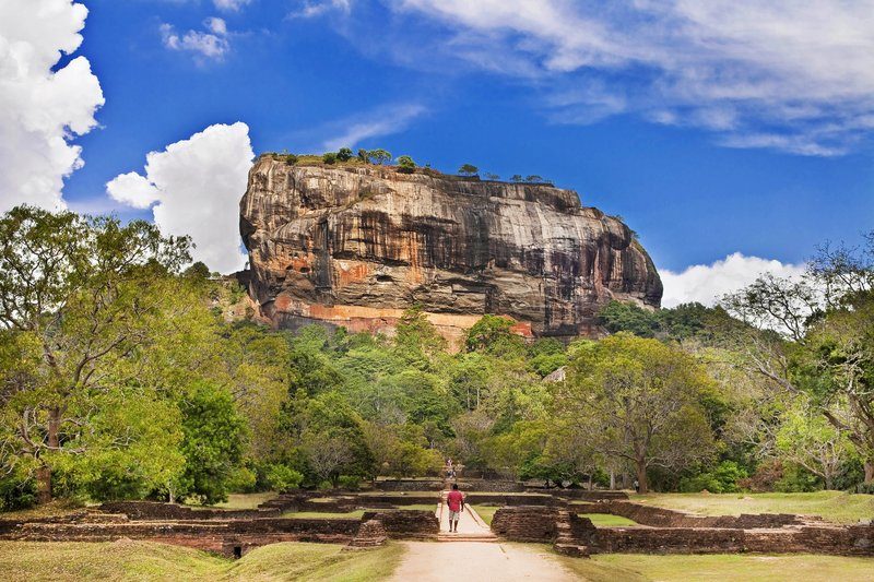 Vue sur Sigiriya, l’ancienne forteresse perchée sur un immense rocher, classée au patrimoine mondial de l’UNESCO.