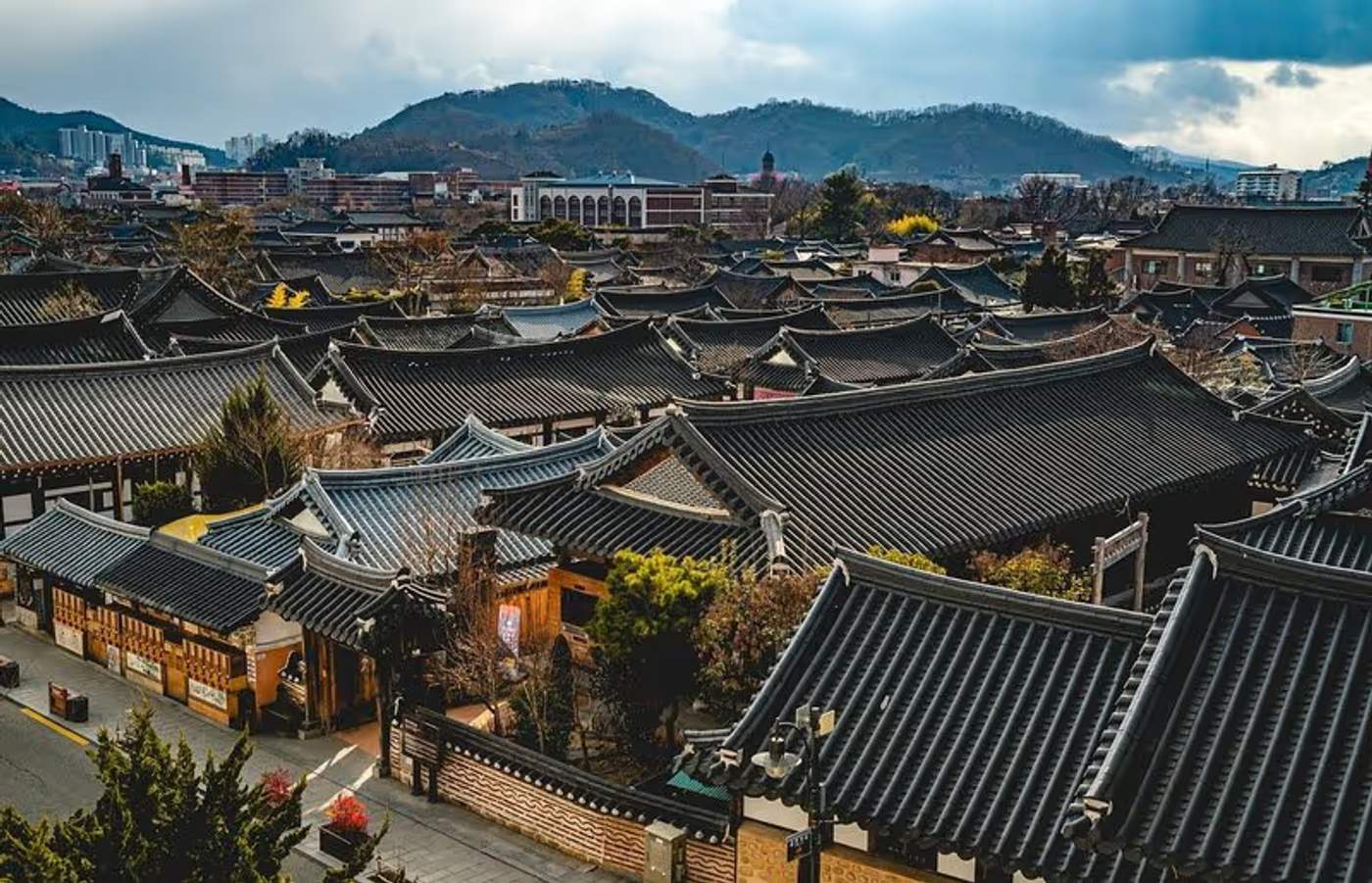 Village traditionnel de Jeonju avec ses maisons hanok aux toits incurvés, patrimoine vivant de la Corée.
