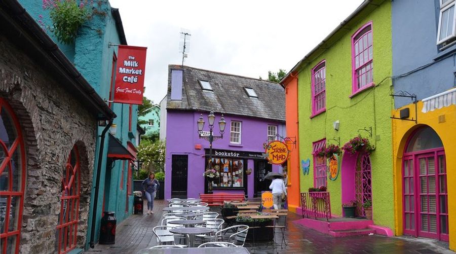 Rue colorée de Kinsale, un charmant village portuaire en Irlande.