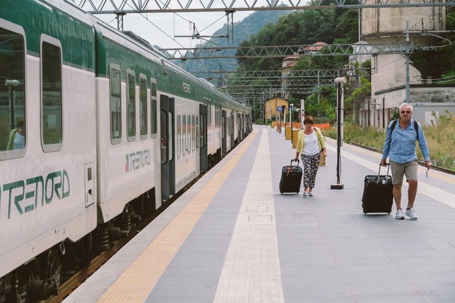 Des voyageurs avec leurs valises sur le quai d