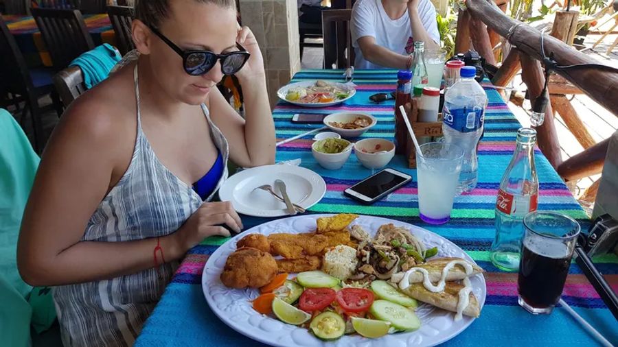 Maud face à un gros plat de poissons frais dans un restaurant à Rio Lagartos