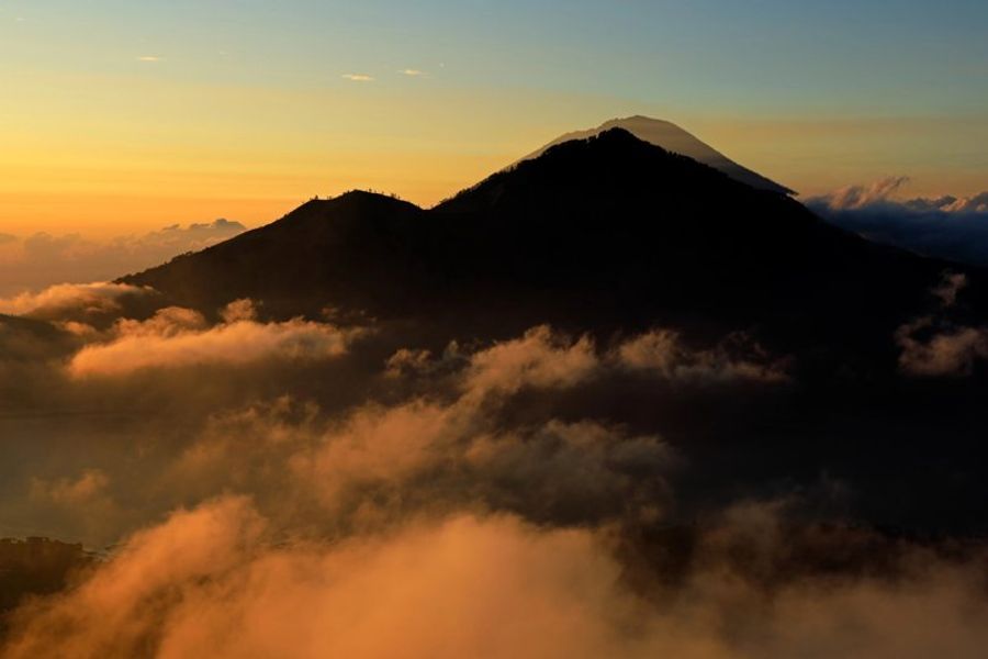 Vue au lever du soleil sur le Mont Batur et ses nuages environnants à Bali.