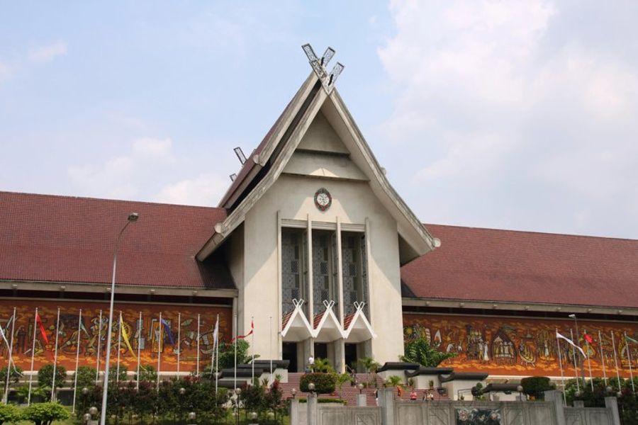 Façade du Musée National de Kuala Lumpur avec son architecture traditionnelle et un grand toit rouge