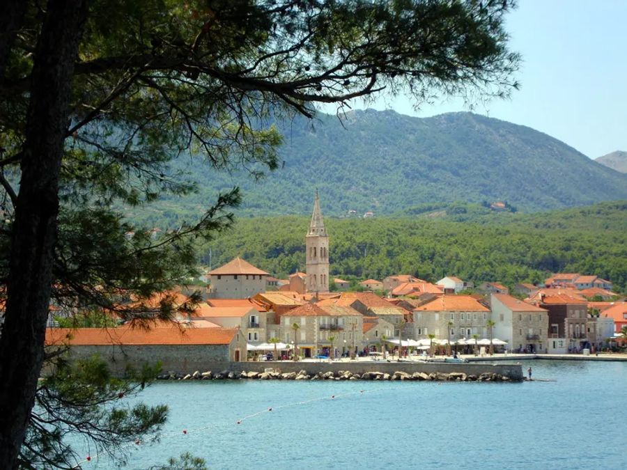 Le port de Jelsa et son église