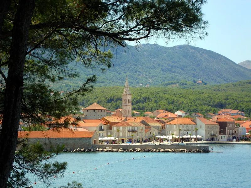 Le port de Jelsa et son église