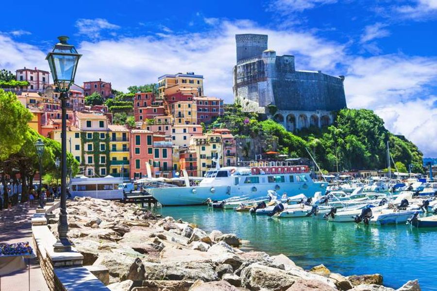 Château emblématique de Lerici surplombant la mer, offrant une vue imprenable.