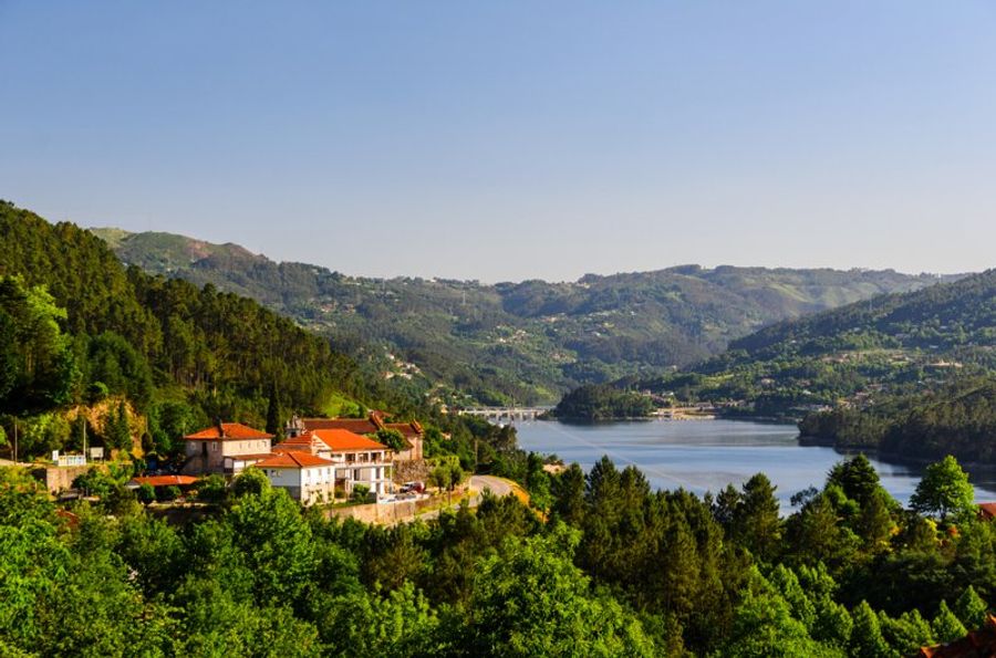 Vue panoramique sur le parc national de Peneda-Gerês avec des montagnes et un lac.