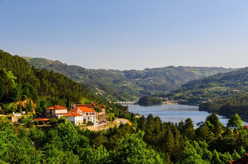 Vue panoramique sur le parc national de Peneda-Gerês avec des montagnes et un lac.