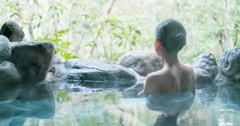 Une femme dans un bain chaud naturel