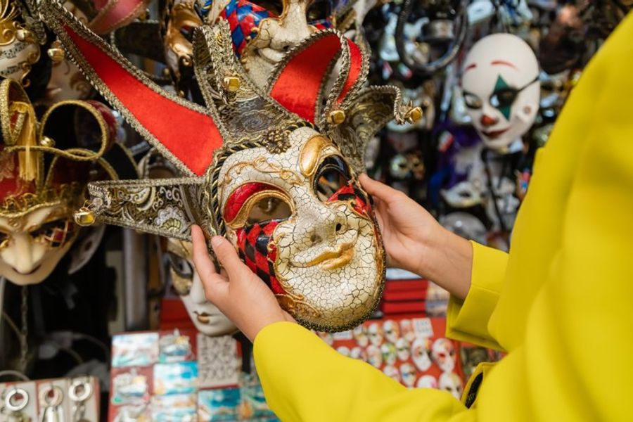 Collection de masques vénitiens colorés dans un magasin